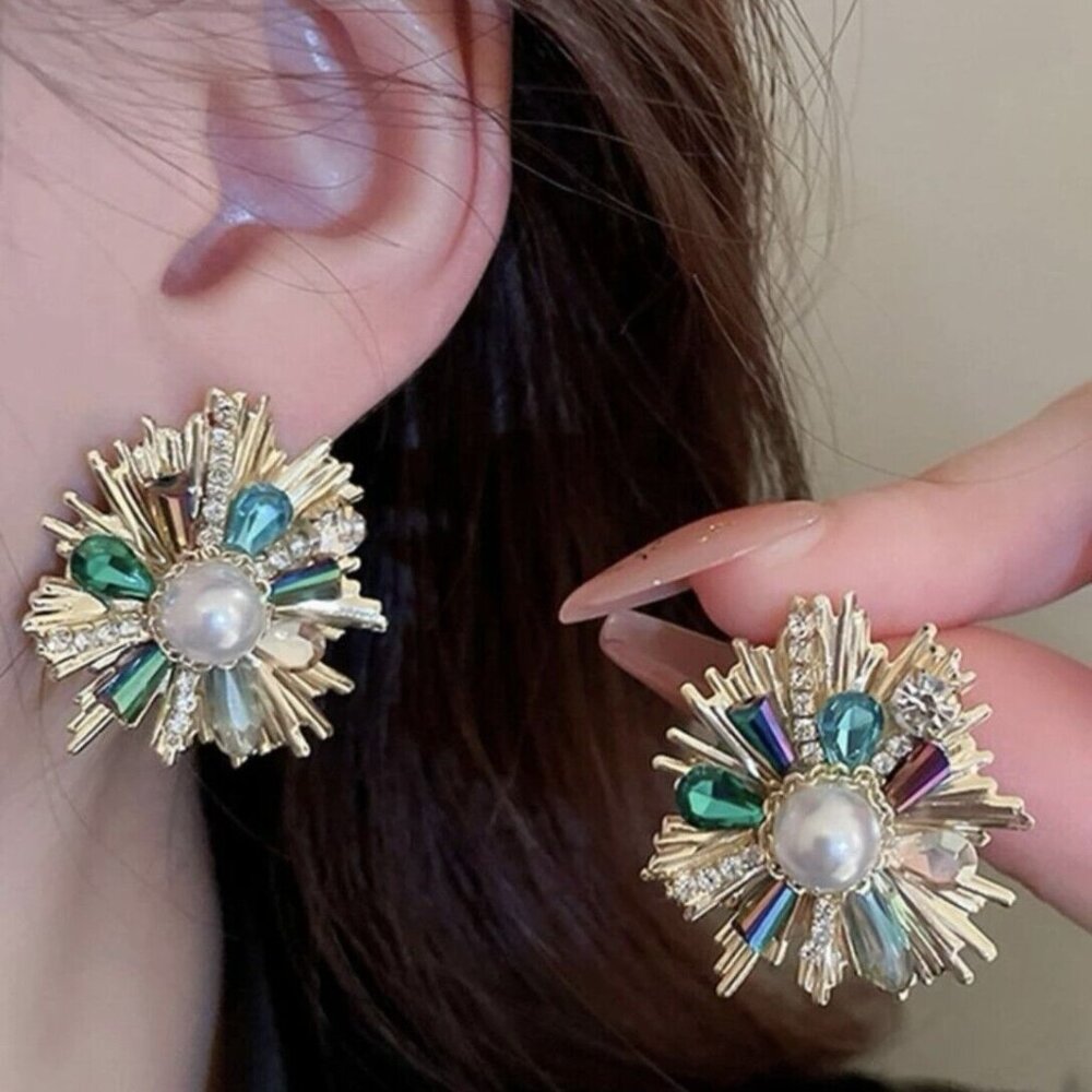 Glamorous Zinc Alloy Rhinestone and Pearl Decor Flower Design Stud Earrings